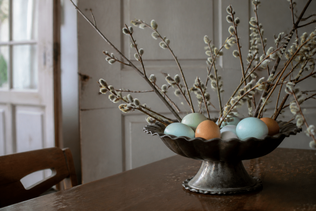 Branches de saule avec oeufs colores dans compotier ancien