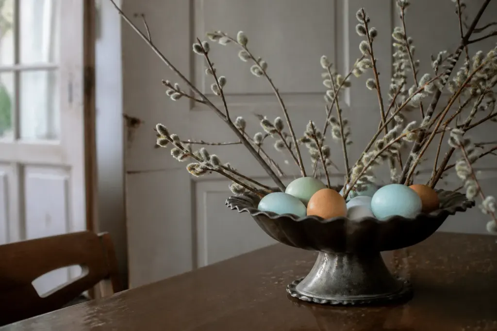 Branches de saule avec oeufs colores dans compotier ancien