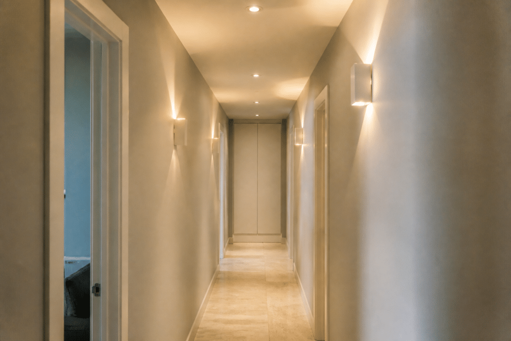 Couloir avec spots encastres et appliques murales espacees