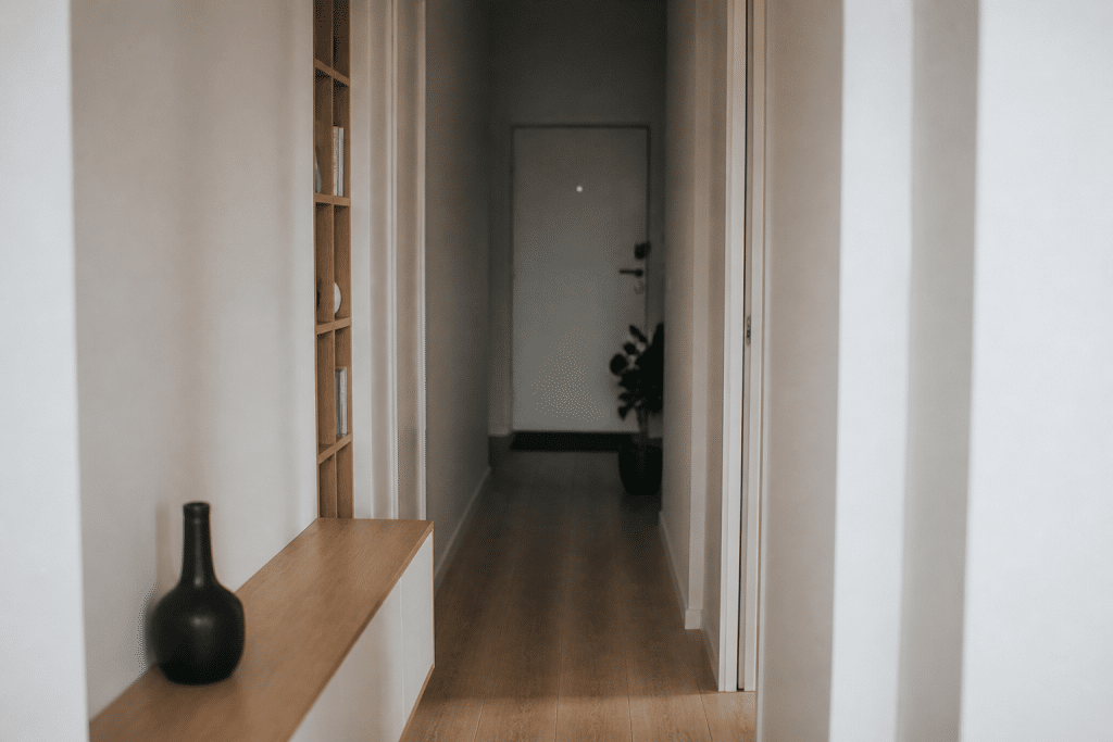 Couloir etroit avec console basse et rangements verticaux