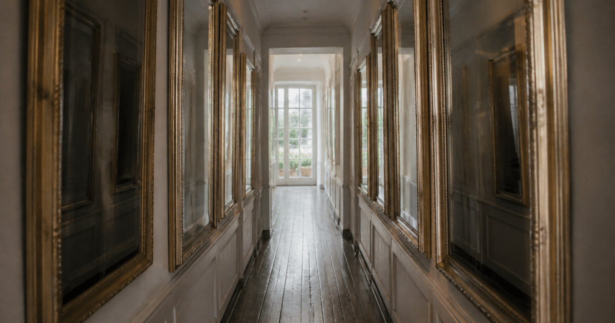Couloir etroit avec miroirs encadrant les murs lateraux