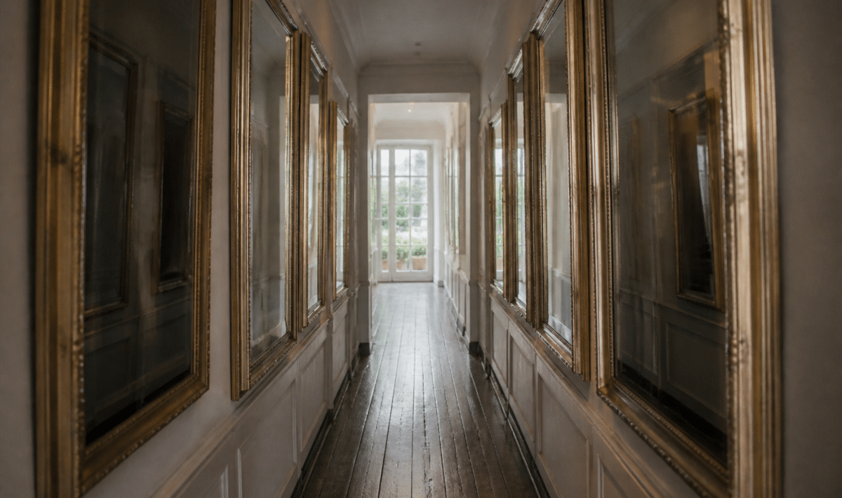Couloir etroit avec miroirs encadrant les murs lateraux