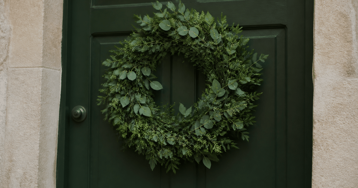 couronne decorative verte suspendue a porte entree maison