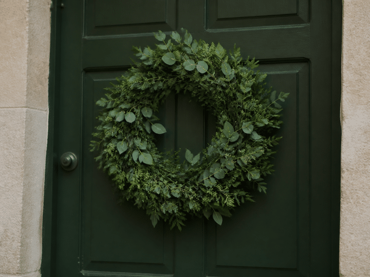 Comment réaliser une couronne de Noël fait maison facilement ?