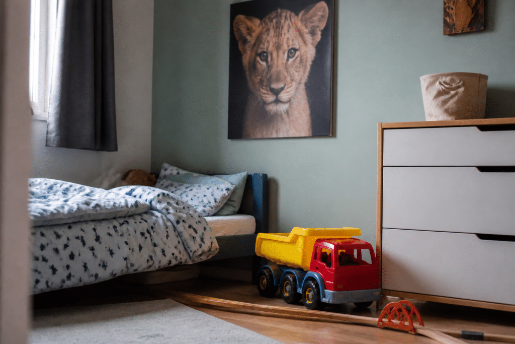 Chambre enfant avec affiche lion et camion jouet coloré