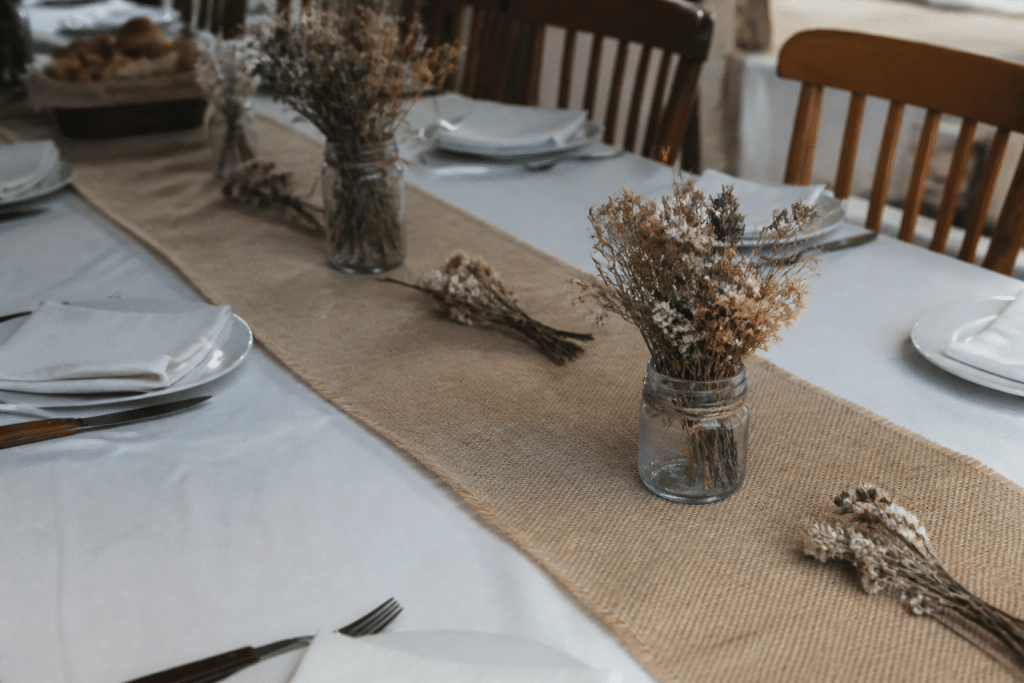 Nappe blanche avec chemin de table jute et fleurs séchées