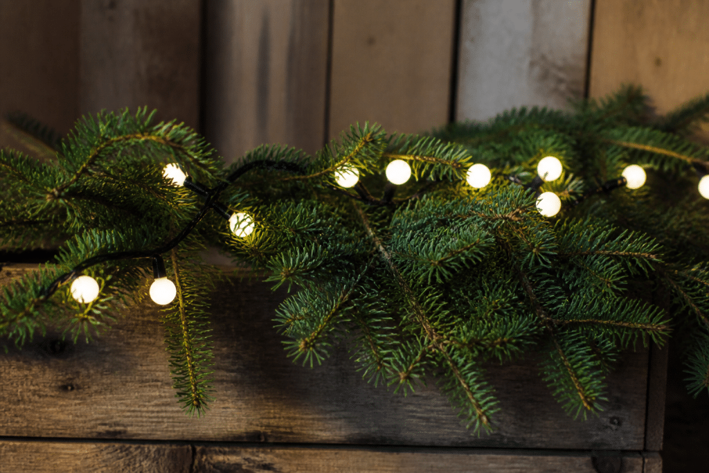 Branches sapin enroulees ampoules blanches bois rustique