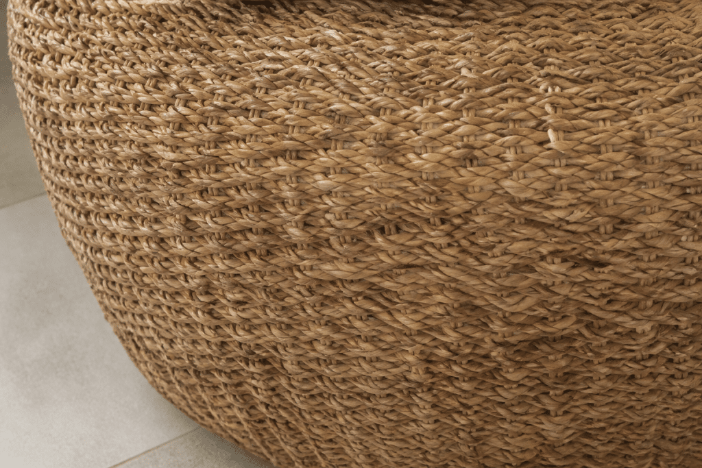 Tissage beige doré de jonc de mer avec texture rugueuse naturelle