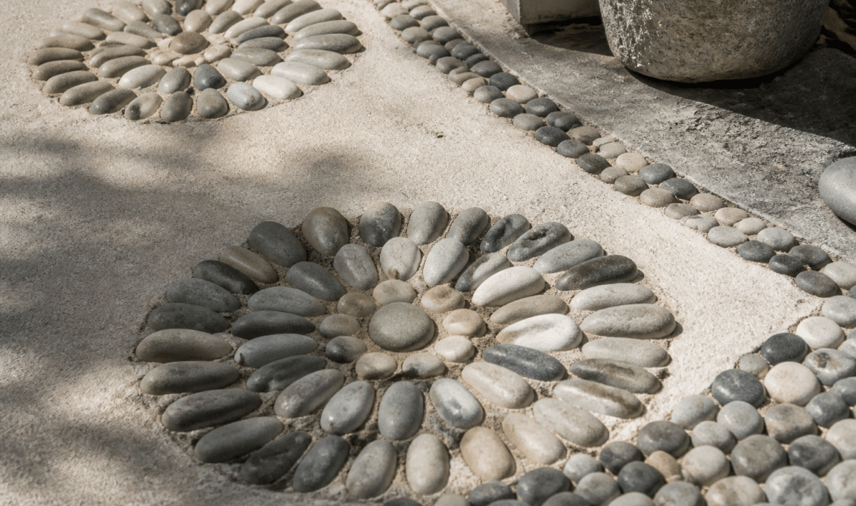 Pierres lisses disposees en motifs sur sol terrasse zen