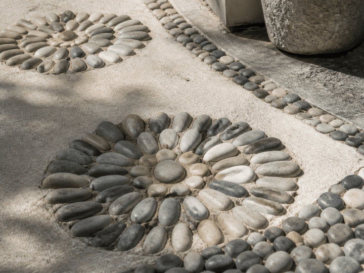 Comment réussir une décoration de jardin zen avec des cailloux