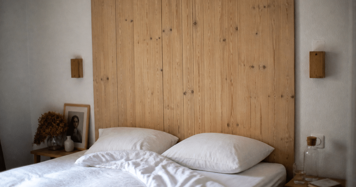 Panneau bois brut fixe derriere lit blanc positions verticale