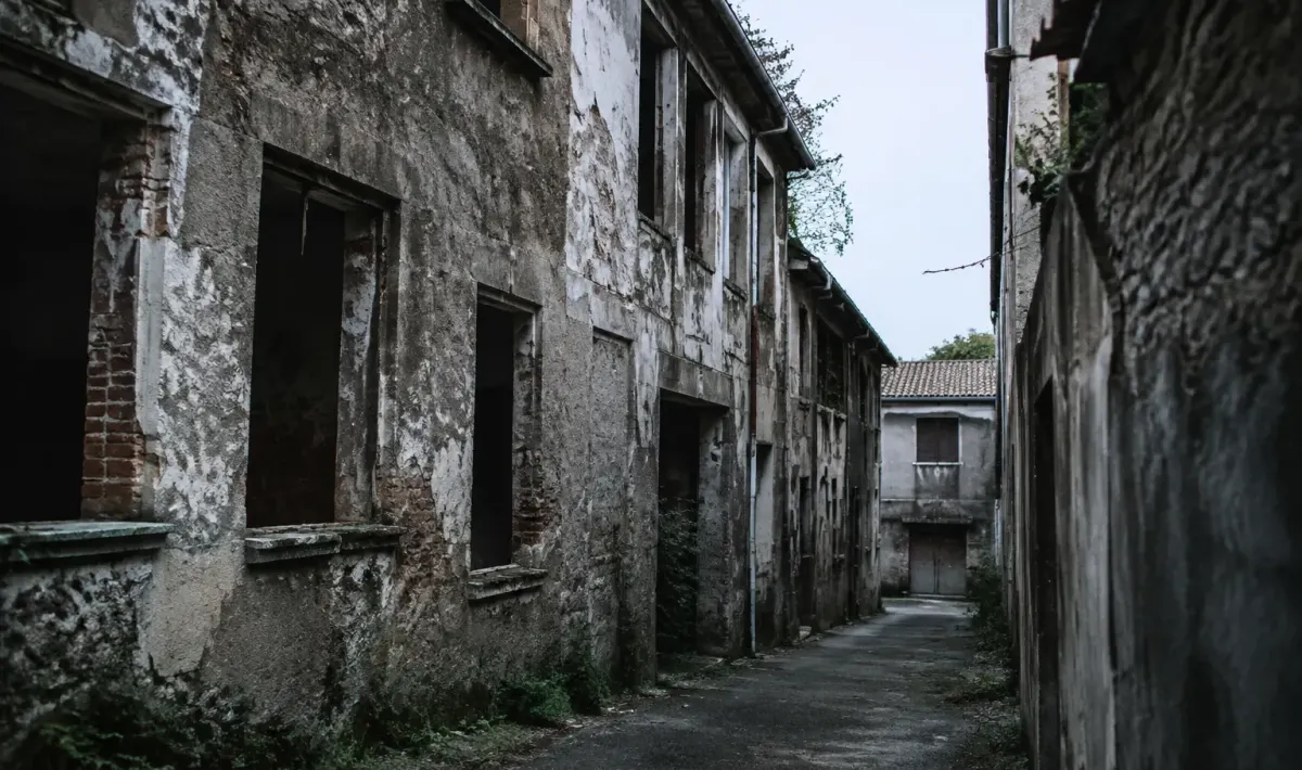 Batiments abandonnes dominant une ruelle sombre