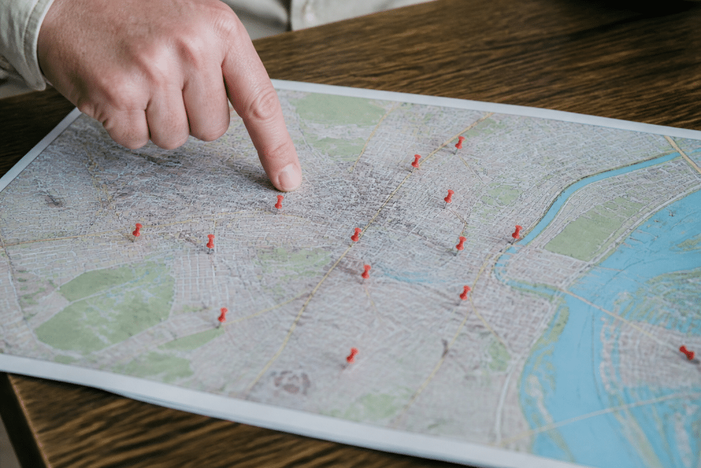 Carte zones urbaines avec marqueurs rouges criminalité concentrée
