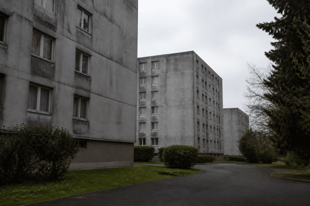 Immeubles gris années 1970 isolés sans commerces visibles