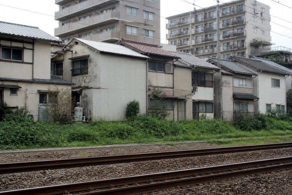Immeubles residentiels et maisons pres de la gare