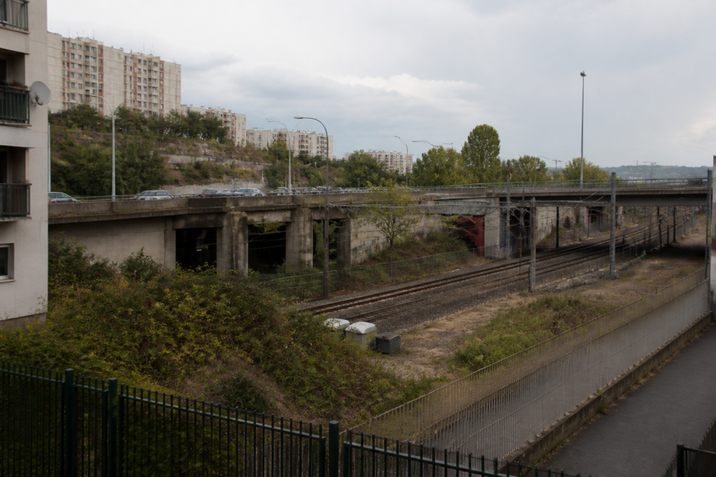Plateau urbain avec routes gare creant isolement relatif
