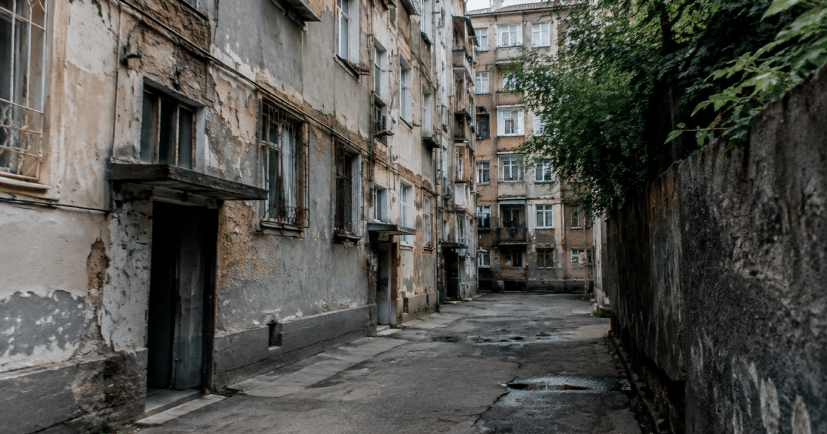 Rues urbaines défavorisées avec immeubles délabres et passages sombres