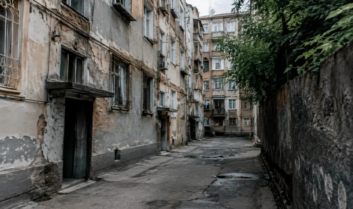 Rues urbaines défavorisées avec immeubles délabres et passages sombres