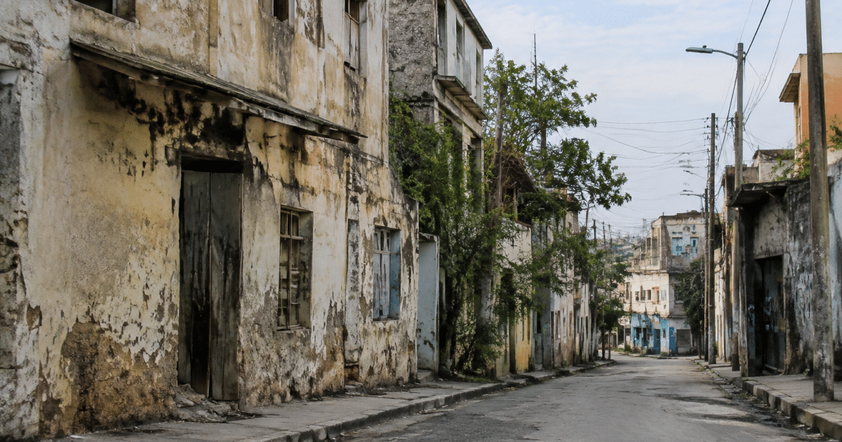 Rues desertes avec batiments degrades dans quartier urbain dangereux