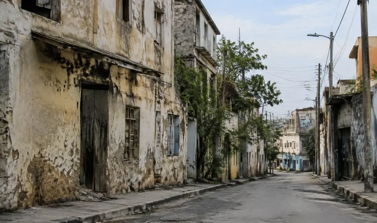 Rues desertes avec batiments degrades dans quartier urbain dangereux