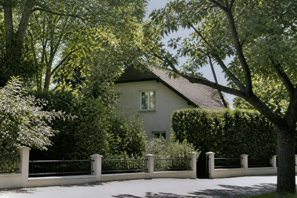 Maisons individuelles entourées d'arbres verts et calmes