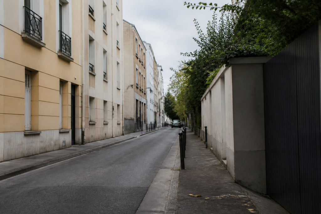 Rue urbaine avec immeubles résidentiels et panneaux de signalisation