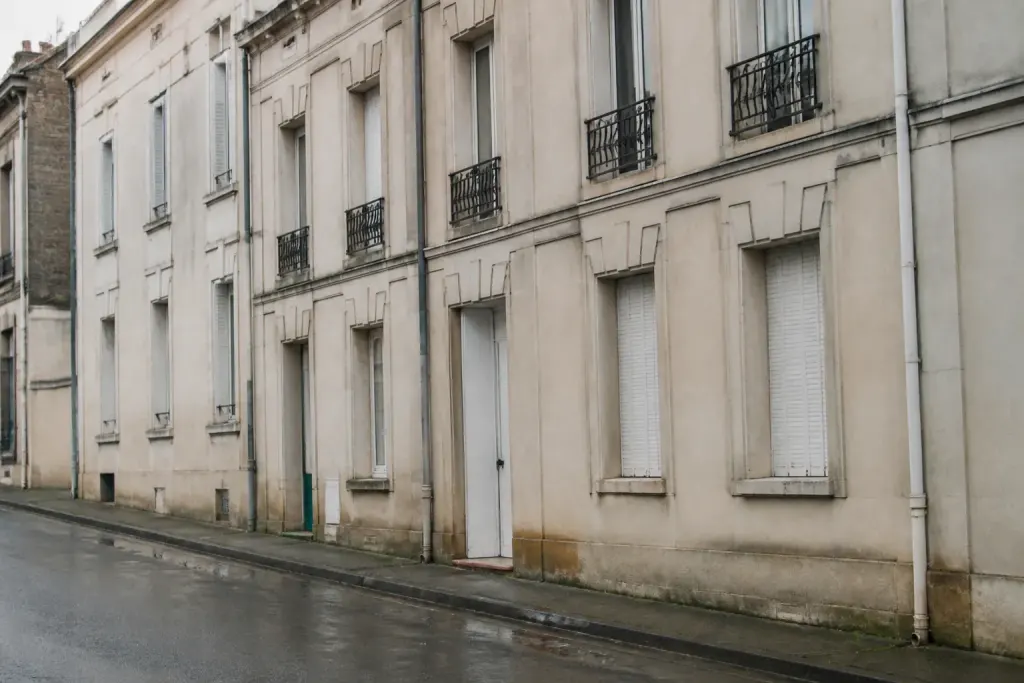 Facade immeuble residentiel rue gare ecoles commerces