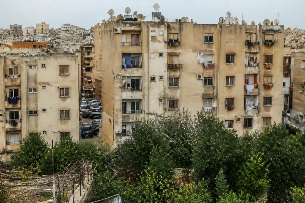 Immeubles blocs compacts nombreux habitants petit quartier urbain