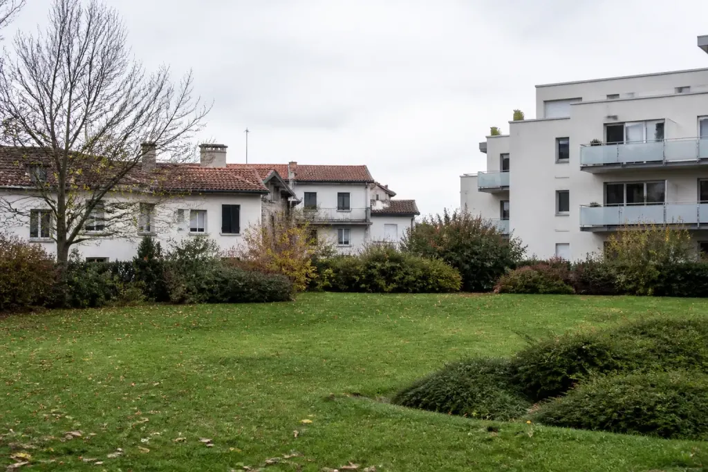 Maisons individuelles et immeubles bordant un espace vert