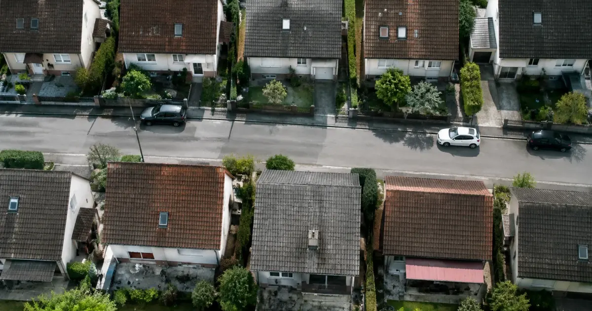 Pavillons alignes sur une rue vus depuis le ciel