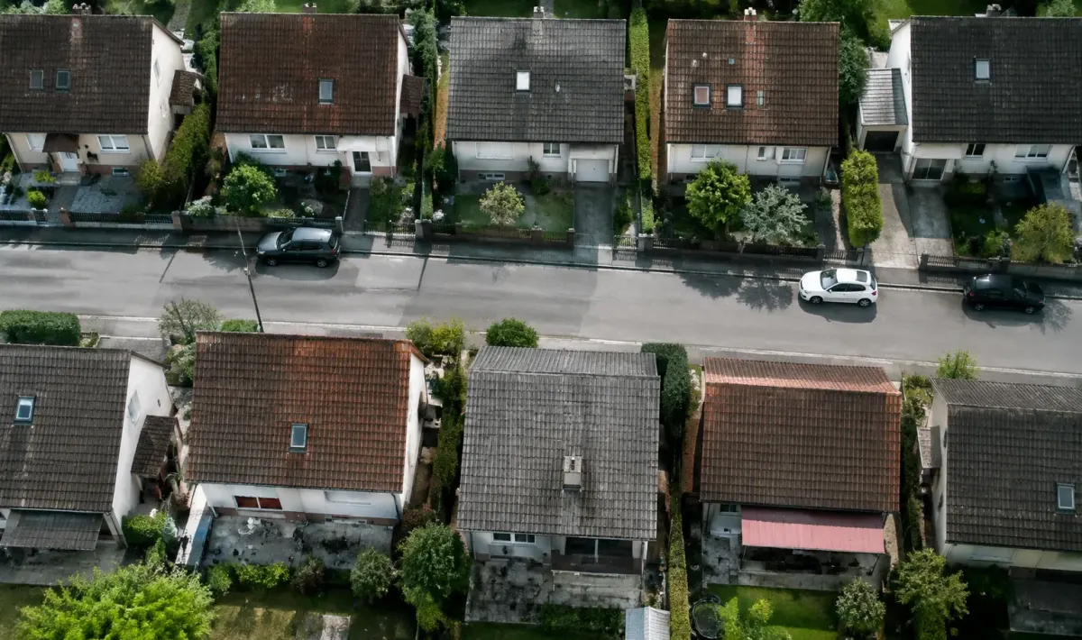 Pavillons alignes sur une rue vus depuis le ciel