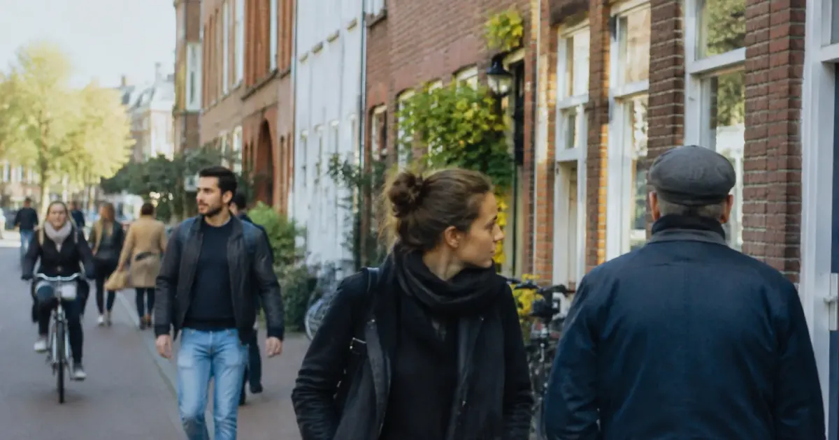 Rue animee avec passants devant des maisons en briques