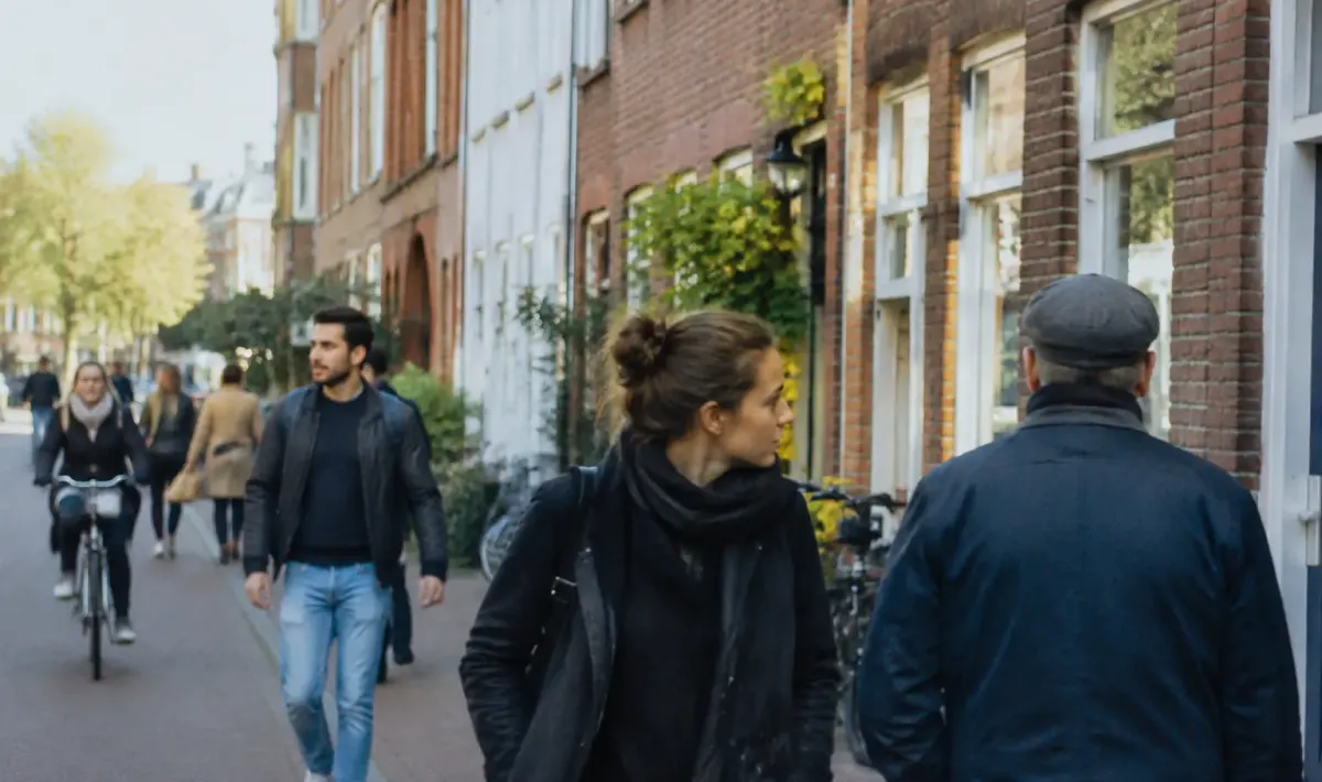Rue animee avec passants devant des maisons en briques