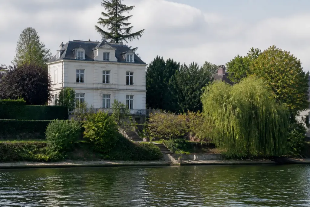 Villa prestige bord Seine facade classique paysage