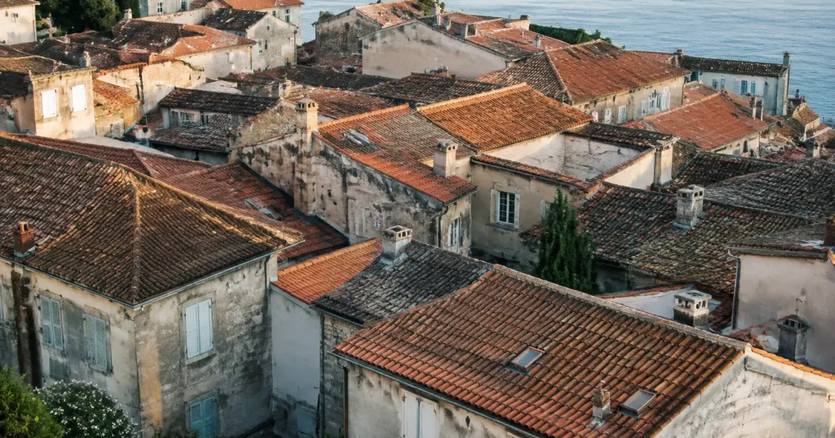 Vue aerienne de maisons aux toits de tuiles rouges