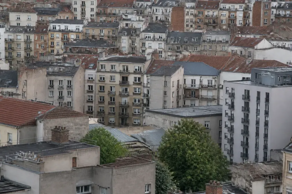 Vue aerienne du quartier urbain dense avec immeubles collectifs