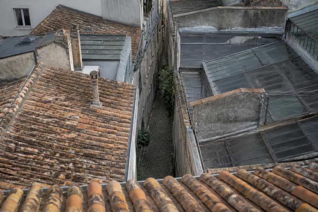 Vue aerienne de toits serres et rues etroites